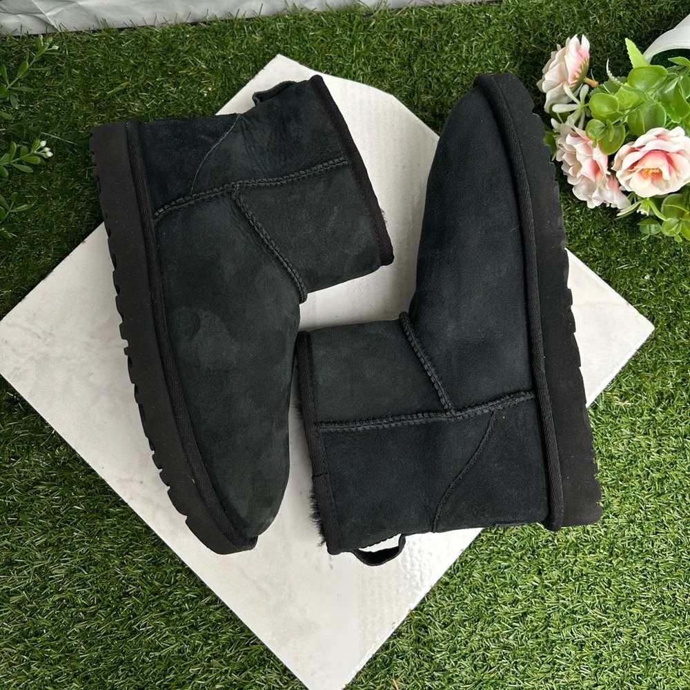 UGG Classic mini II black winter boots women SIZE 10 gently used